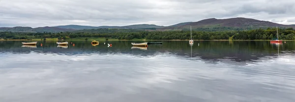 Båtar förtöjda på Loch Insh — Stockfoto