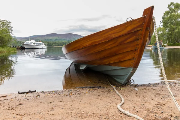 Kürek üzerinde Loch Insh demirleyen tekne — Stok fotoğraf