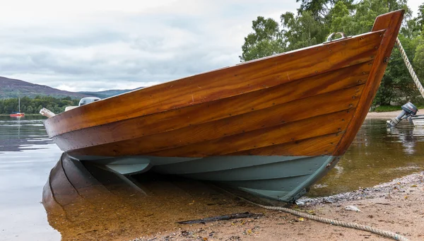 Barco de remos amarrado en Loch Insh —  Fotos de Stock