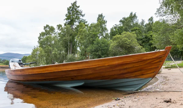 Ruderboot auf Loch Insh festgemacht — Stockfoto