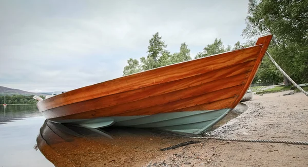 Rodd båt förtöjd vid Loch Insh — Stockfoto