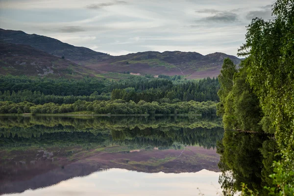 Reflexões em Loch Alvie — Fotografia de Stock