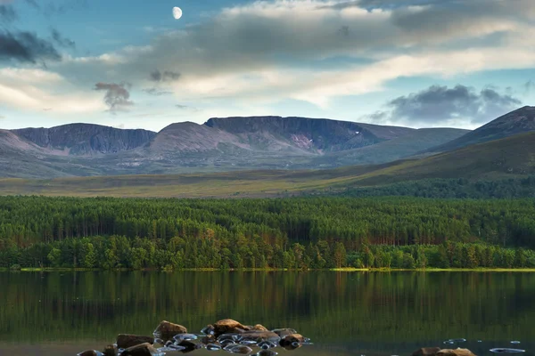 Loch Morlich al atardecer —  Fotos de Stock