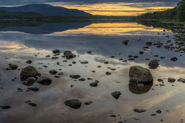 Loch Morlich ao pôr do sol — Fotografia de Stock