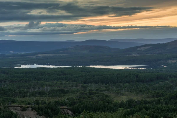 Widok z parku do Loch Morlich — Zdjęcie stockowe