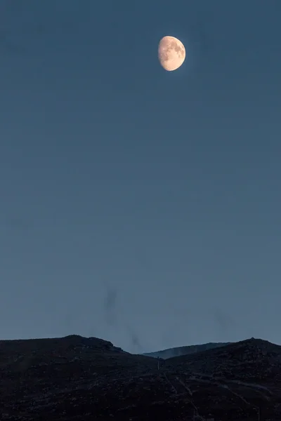 Lua subindo sobre as montanhas de Cairngorm — Fotografia de Stock