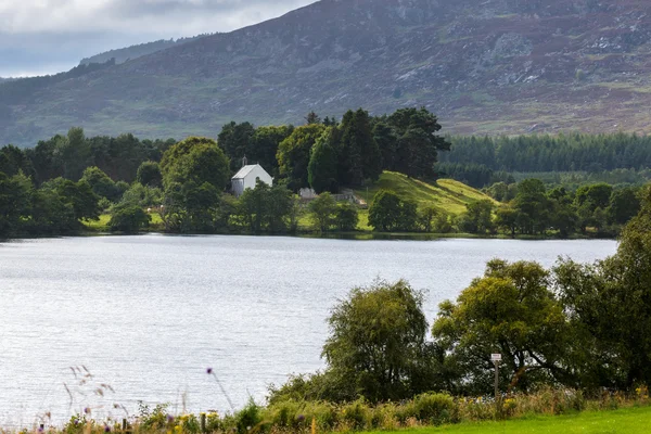 Keltiska kyrkan vid Loch Alvie — Stockfoto