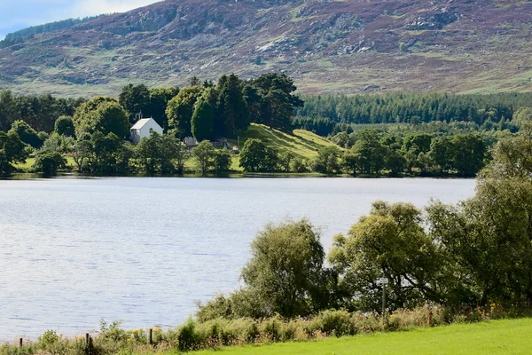 Keltiska kyrkan vid Loch Alvie — Stockfoto