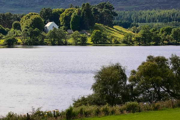 Keltiska kyrkan vid Loch Alvie — Stockfoto