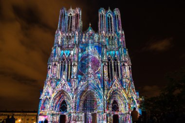 Işık gösterisi Reims katedral Reims Fransa 2 12 Eylül