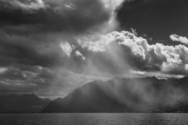 İsviçre 'de Cenevre Gölü' nde Fırtına Geçiyor