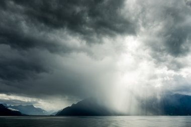 İsviçre 'de Cenevre Gölü' nde Fırtına Geçiyor