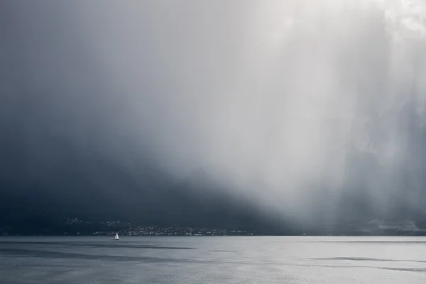 Bouře nad Ženevského jezera ve Švýcarsku — Stock fotografie