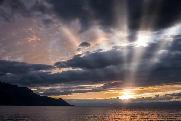 Montreux, Cenevre Gölü üzerinden günbatımı — Stok fotoğraf