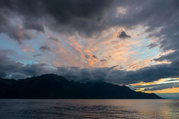 Pôr do sol sobre o Lago de Genebra em Montreux — Fotografia de Stock