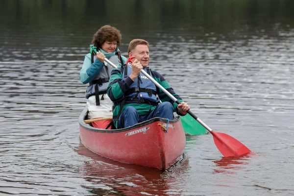 LOCH INSH, BADENOCH and STRATHSPEY/SCOTLAND - AUGUST 25 : Two pe — ストック写真