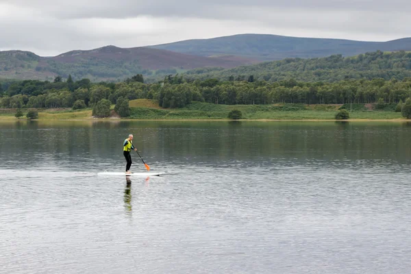 LOCH INSH, BADENOCH and STRATHSPEY/SCOTLAND - AUGUST 25 : Man pa — Stock Photo, Image