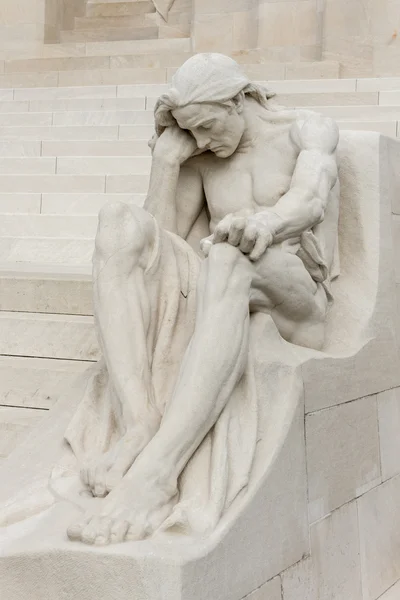 VIMY RIDGE, ARRAS / FRANCE - СЕНТЯБРЬ 12: Статуя на Вими Ридж N — стоковое фото