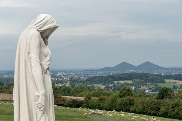 VIMY RIDGE, ARRAS / FRANÇA - SETEMBRO 12: Estátua em Vimy Ridge N — Fotografia de Stock