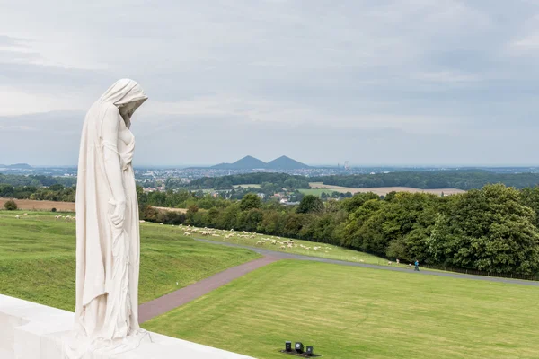 VIMY RIDGE, ARRAS/FRANCE - SEPTEMBER 12 : Statue at Vimy Ridge N —  Fotos de Stock