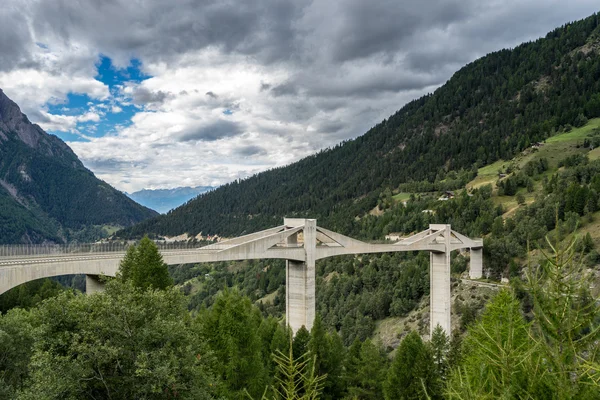 Paso de Simplon, Suiza / Europa - 16 de septiembre: vista de un brid —  Fotos de Stock