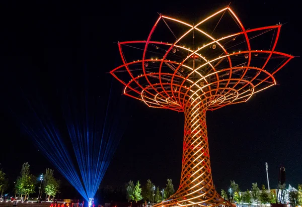 MILÁN, ITALIA / EUROPA - 20 DE SEPTIEMBRE: Árbol de la Vida en la Expo de Mil — Foto de Stock