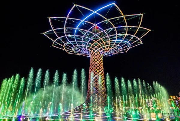 MILÁN, ITALIA / EUROPA - 20 DE SEPTIEMBRE: Árbol de la Vida en la Expo de Mil — Foto de Stock