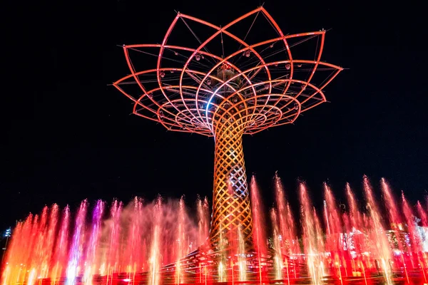 MILÁN, ITALIA / EUROPA - 20 DE SEPTIEMBRE: Árbol de la Vida en la Expo de Mil — Foto de Stock