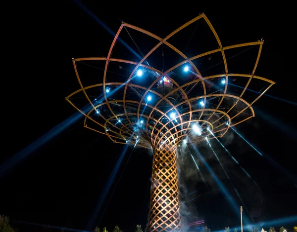 MILÁN, ITALIA / EUROPA - 20 DE SEPTIEMBRE: Árbol de la Vida en la Expo de Mil — Foto de Stock