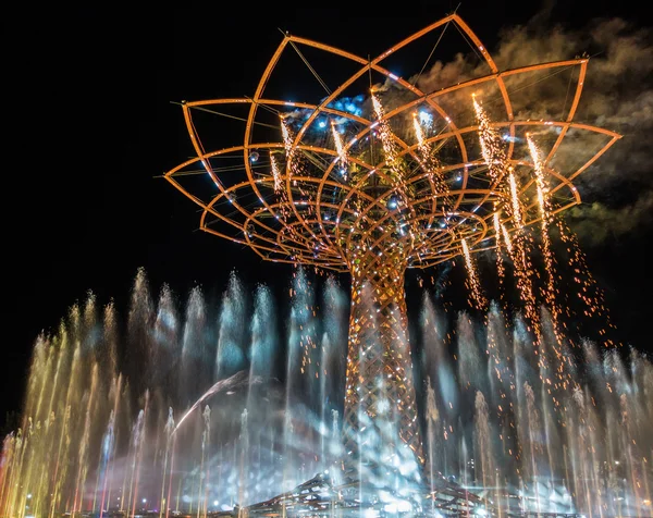 MILÁN, ITALIA / EUROPA - 20 DE SEPTIEMBRE: Árbol de la Vida en la Expo de Mil — Foto de Stock