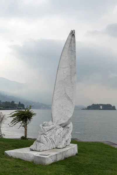 STRESA, ITALIA / EUROPA - 17 DE SEPTIEMBRE: Escultura moderna en Stresa — Foto de Stock