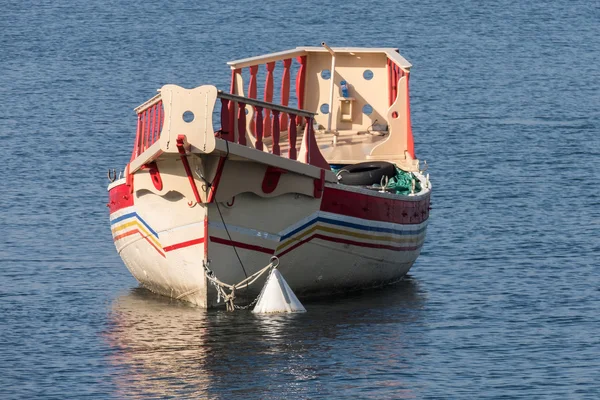 ARONA, ITÁLIA / EUROPA - SETEMBRO 17: Barco tradicional no Lago Ma — Fotografia de Stock