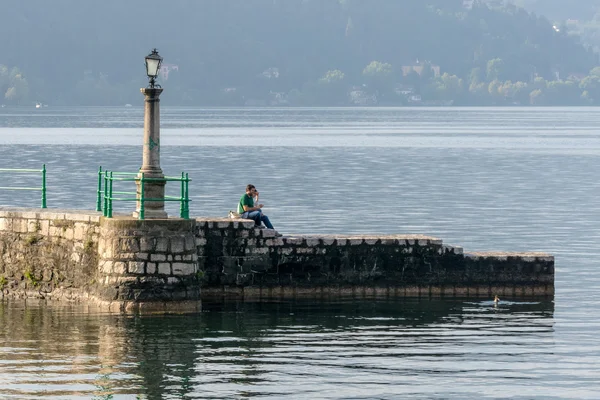 ARONA, ITALIA / EUROPA - 17 SETTEMBRE: Coppia che si gode il dopono — Foto Stock