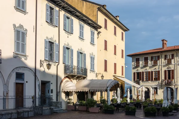 ARONA, ITALIA / EUROPA - 17 DE SEPTIEMBRE: Antiguo Restaurante en Arona Lak —  Fotos de Stock