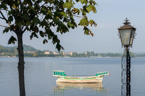 ARONA, ITALY/ EUROPE - SEPTEMBER 17: Traditional boat on Lake Ma — Stockfoto