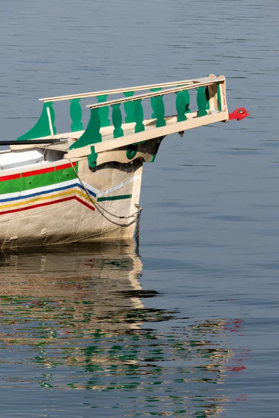 ARONA, ITALIA / EUROPA - 17 DE SEPTIEMBRE: Barco tradicional en el Lago Ma — Foto de Stock