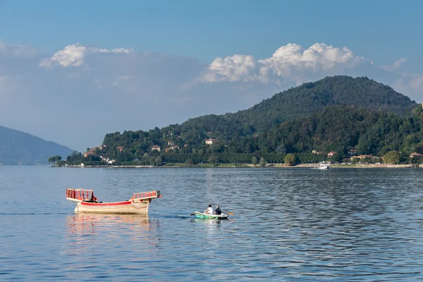 ARONA, ITALY/ EUROPE - SEPTEMBER 17: Rowing boat pulling a tradi — 스톡 사진