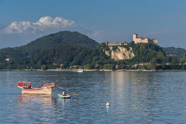 ARONA, ITALY/ EUROPE - SEPTEMBER 17: Rowing boat pulling a tradi — Zdjęcie stockowe