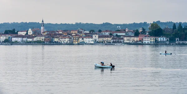 ARONA, ITALIA / EUROPA - 17 DE SEPTIEMBRE: Barcos en el Lago Mayor — Foto de Stock