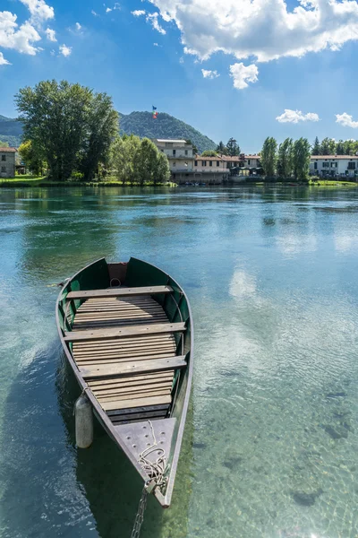 BRIVIO, ITÁLIA / EUROPA - SETEMBRO 18: Barco atracado na Adda Ri — Fotografia de Stock