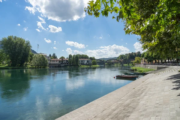 BRIVIO, ITALIA / EUROPA - 18 SETTEMBRE: Barche ormeggiate sul fiume — Foto Stock