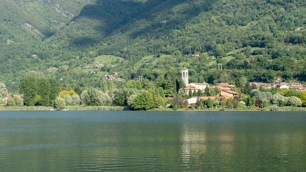 LAKE ENDINE, LOMBARDY / ITÁLIA - SETEMBRO 19: Vista de São Miguel — Fotografia de Stock