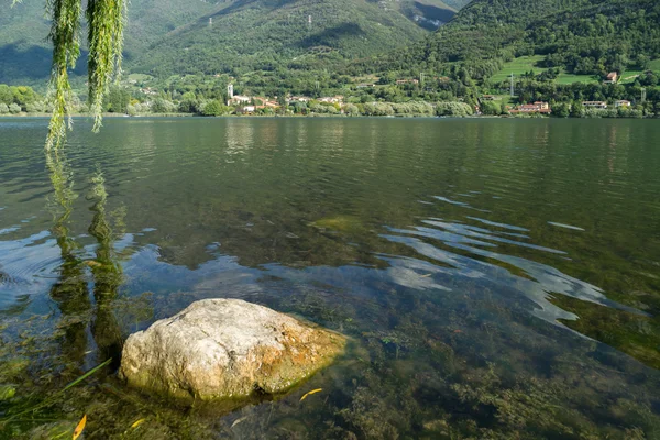 LAKE ENDINE, LOMBARDY/ ITALY - SEPTEMBER 19: View of St Michael — Stockfoto