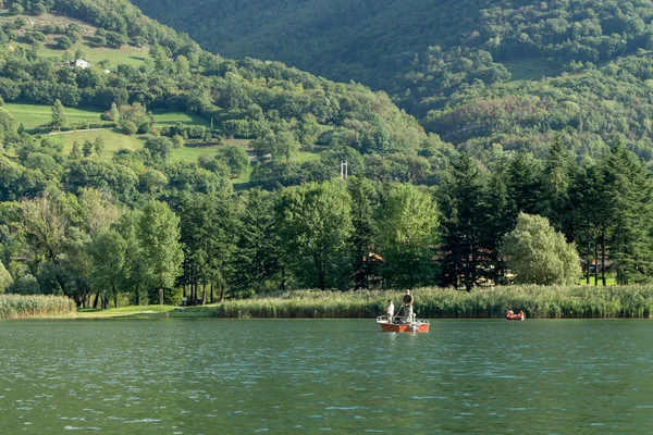 Lake Endine, Lombardei / Italien - 19. September: Menschen angeln auf l — Stockfoto