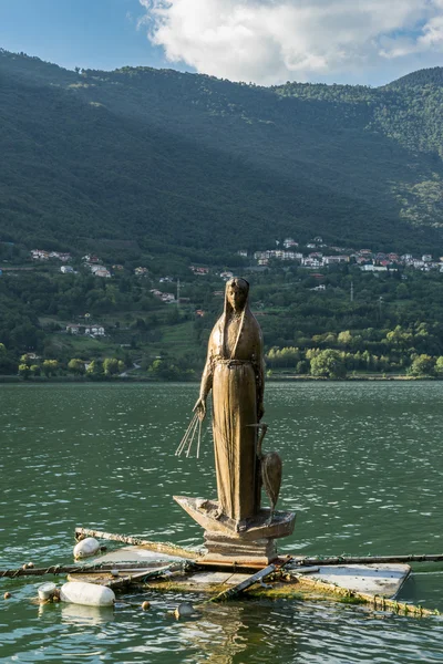 Sjön Endine, Lombardiet / Italien - 19 September: gyllene Staue i Lak — Stockfoto