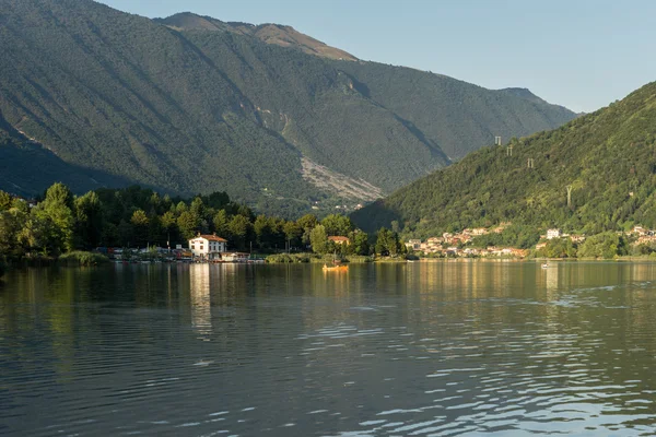 LAKE ENDINE, LOMBARDY/ ITALY - SEPTEMBER 19: View of Lake Endine — Stok fotoğraf