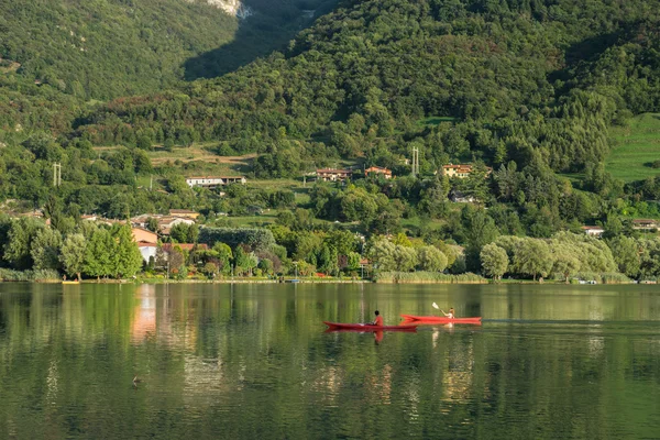 LAKE ENDINE, LOMBARDY/ ITALY - SEPTEMBER 19: People kayaking on — Stockfoto