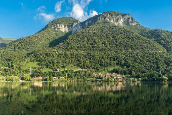 Lake Endine, Lombardei / Italien - 19. September: Blick auf den Lake Endine — Stockfoto