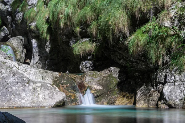 Piscina de caballos en Val Vertova Lombardía cerca de Bérgamo en Italia — Foto de Stock