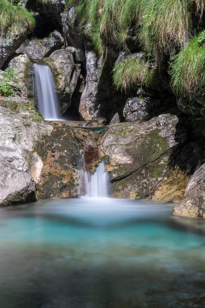 Piscina de cavalos em Val Vertova Lombardia perto de Bergamo, na Itália — Fotografia de Stock